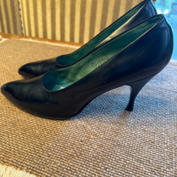 VINTAGE BLACK LEATHER PUMPS - Picture 3 of 10